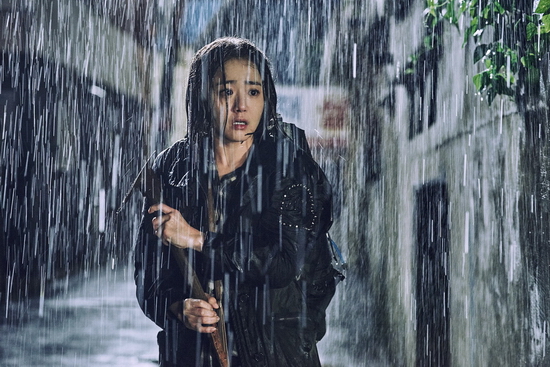 Vào thời điểm phát sóng, Ác thủ giấu mặt khiến người xem không khỏi bất ngờ khi có thông tin phim sẽ được chuyển thành webtoon sau khi công chiếu trên truyền hình. Với thông tin này, Ác thủ giấu mặt đã có thể phá vỡ tiền lệ làm phim Hàn từ trước đến nay. Các diễn viên cũng rất hào hứng khi biết tin vui như thế.