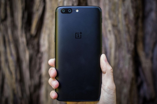 OnePlus 5 có thiết kế khá tương đồng với iPhone 7 Plus nhưng nhỏ gọn hơn mặc dù có cùng kích cỡ màn hình 5,5 inch. Thiết bị cũng sang trọng không kém với mặt lưng được làm bằng nhôm gia công nhám và mịn, cho cảm giác cầm dễ chịu, nhỏ gọn và dễ thao tác bằng một tay.