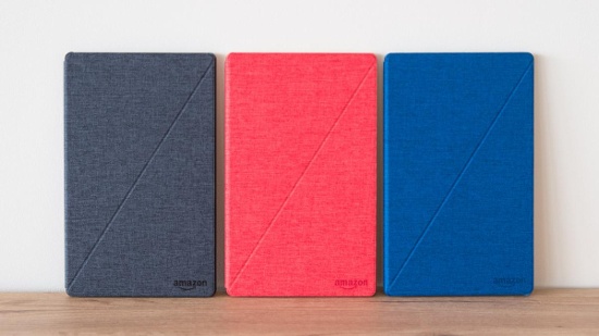 Amazon Fire HD 10 có ba màu để người dùng lựa chọn gồm: màu đen, màu xanh và màu đỏ. Thiết bị sở hữu màn hình hiển thị kích thước 10,1 inch với độ phân giải 1920 × 1200 pixel, được trang bị bộ vi xử lý 4 nhân (không rõ vi xử lý loại nào) có tốc độ 1.8GHz và được hỗ trợ bởi bộ nhớ RAM 2GB cho đa tác vụ. 