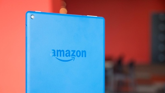 Đáng chú ý trợ lý ảo Alexa cũng đã có mặt trên Fire HD 10, người dùng không cần bấm bất kỳ nút nào trên thiết bị để nói chuyện với Alexa vì “cô ấy” luôn lắng nghe. Trợ lý Alexa hiện có hơn 15.000 kỹ năng có sẵn và sẽ tiếp tục được bổ sung trong tương lai, nó cho phép bạn thực hiện những công việc như kiểm tra tình trạng chuyến bay, tìm hướng di chuyển, đặt hàng Uber …