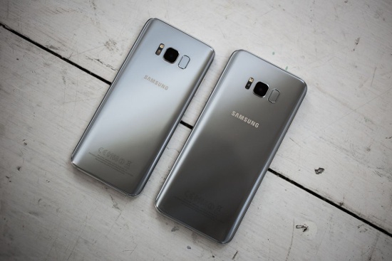 Thiết bị sở hữu màn Super AMOLED khá lớn với kích cỡ 5.8 inch sắc nét, nhưng nhờ viền màn hình siêu mỏng kết hợp với việc giữ nguyên chiều rộng và tăng chiều cao giúp cho việc cầm nắm Galaxy S8 bằng một tay khá dễ dàng. 