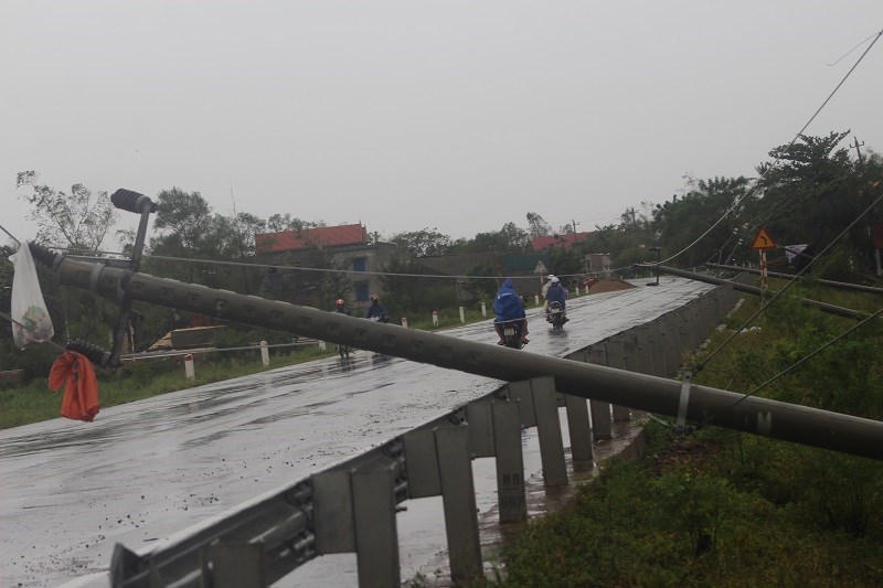 Cột điện gãy đổ tại huyện Lệ Thủy