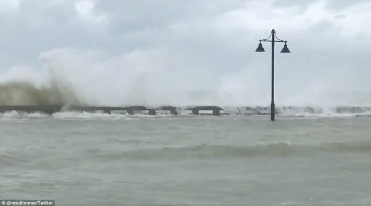 Những cảnh tượng đầu tiên tại Florida khi bão Irma tới. Ảnh: AP