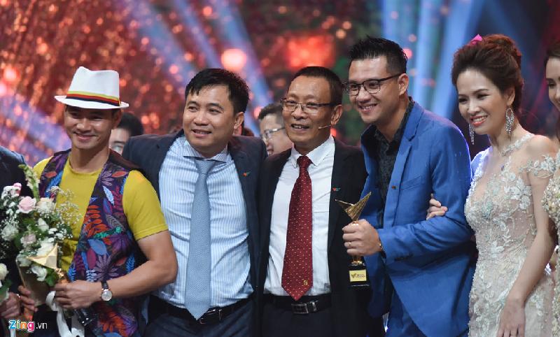 Lễ trao giải VTV Awards 2017 diễn ra vào tối 7/9 tại Đài Truyền hình Việt Nam. Năm nay, chương trình trao giải cho 11 hạng mục, trong đó có Dẫn chương trình ấn tượng, Phim truyền hình ấn tượng, Ca sĩ ấn tượng, Nghệ sĩ hài ấn tượng, Chương trình của năm, Diễn viên nữ ấn tượng, Diễn viên nam ấn tượng... 