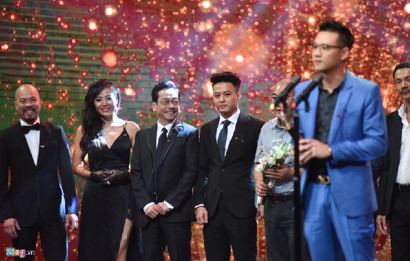 Bộ phim gây sốt thời gian - Người phán xử - cũng được vinh danh ở hạng mục Phim truyền hình ấn tượng. Khải Anh thay mặt đạo diễn Mai Hiền, Danh Dũng và cả ê-kíp lên phát biểu nhận giải. Anh bày tỏ đây là cơ hội hiếm hoi khi được nhận chiếc cúp VTV từ chính cha mình - NSND Khải Hưng. 