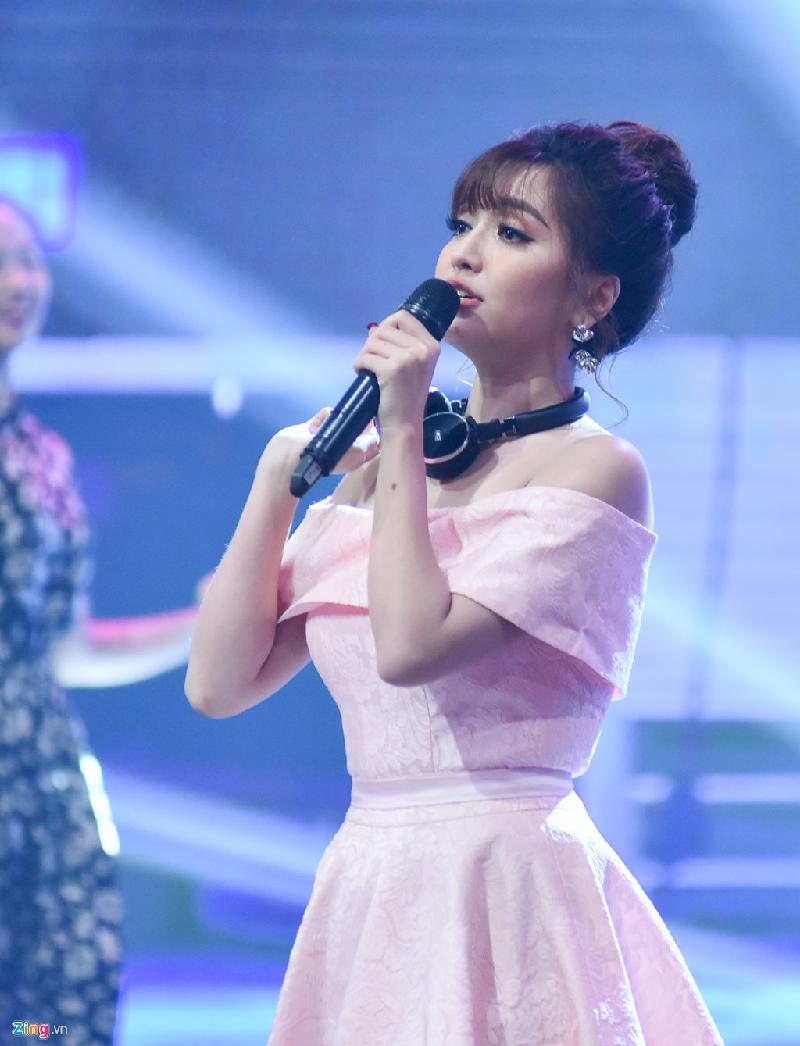 Bích Phương mang đến bản hit quen thuộc