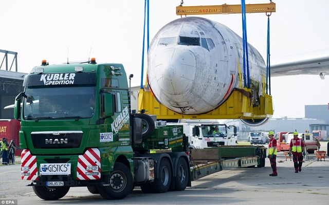 Máy bay 737 được cắt làm hai phần.