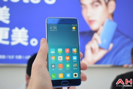 Đầu tiên là chiếc Mi Note 3, đây thực chất là phiên bản phóng to của chiếc Mi 6 ra mắt cách đây không lâu với thiết kế gần như tương tự bao gồm: Hai mặt là kính, khung kim loại sang trọng, tấm kính ở mặt lưng được vát cong tương tự kiểu thiết kế của Galaxy S7, cho cảm giác cầm nắm thoải mái. 