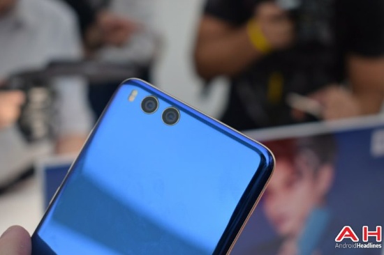 Tất nhiên camera kép của máy cũng có chế độ chụp chân dung (Portrait Mode) với khả năng làm mờ phông nền, trong khi camera trước có độ phân giải 16MP và có tính năng Adaptable AI Beautify cho khả năng làm đẹp bất ngờ cũng như thay đổi hình dáng khuôn mặt.