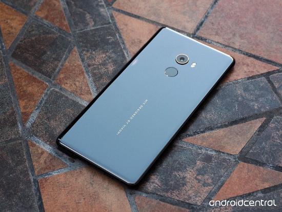 Tương tự các mẫu smartphone cao cấp từ Samsung, LG, HTC … Xiaomi Mi Mix 2 được trang bị bộ vi xử lý Snapdragon 835 mạnh nhất hiện nay, được tăng cường thêm sức mạnh với hai phiên bản bộ nhớ RAM 6/8GB. Trong đó phiên bản có RAM 6GB RAM sẽ có các tùy chọn bộ nhớ trong gồm 64/128/256GB và có thiết kế khung nhôm với vỏ gốm. 