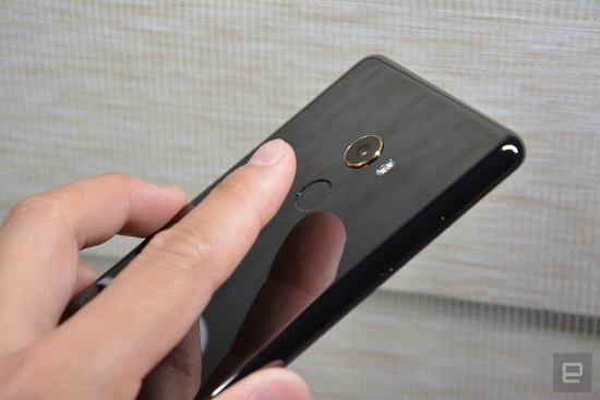 Trong khi đó phiên bản đặc biệc (Special Edition) có RAM khủng 8GB chỉ có bộ nhớ trong 128GB và có thiết kế bằng gốm nguyên khối. Theo Xiaomi thì vỏ gốm nguyên khối của bản đặc biệt này đã phải nung ở nhiệt độ lên tới 1400 độ trong 7 ngày, đặc biệt hơn ngoài bản gốm màu trắng còn có cả bản gốm màu đen.