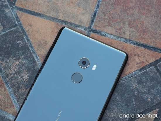 Hơi tiếc là Xiaomi Mi Mix 2 không có camera kép, thay vào đó chỉ có một camera độ phân giải 12MP với tính năng ổn định hình ảnh quang học (OIS) 4 trục giống Mi 6, nhưng ống kính khẩu độ lớn hơn f/2.0. Camera trước 5MP vẫn bố trí ở cạnh dưới nên để chụp ảnh selfie phải lộn ngược máy. 