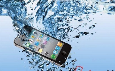 Cách cứu điện thoại hoặc máy tính bảng bị rơi xuống nước