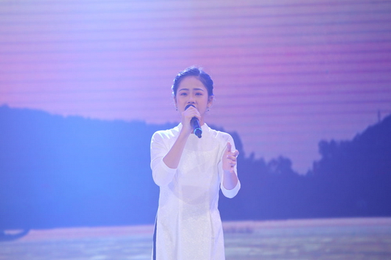 Biệt đội Ngôi Sao của ca sĩ Anh Tú khá áp lực khi là đội cuối cùng bước lên sàn đấu. Cô bé Ngọc Ánh thướt tha trong bộ áo dài trắng, bật khóc nức nở khi chia sẻ câu chuyện cảm động về mẹ mình.