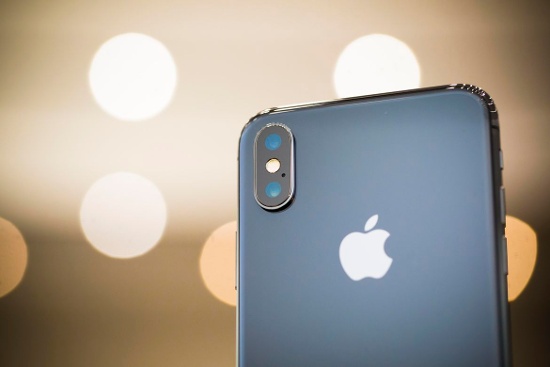 OIS cho cả hai camera trên iPhone X: Mặc dù từ iPhone 7 Plus và rồi đến iPhone 8 Plus vừa ra mắt đã được trang bị hệ thống camera kép và công nghệ ổn định hình ảnh quang học OIS, tuy nhiên công nghệ này chỉ trang bị cho 1 camera mà thôi.