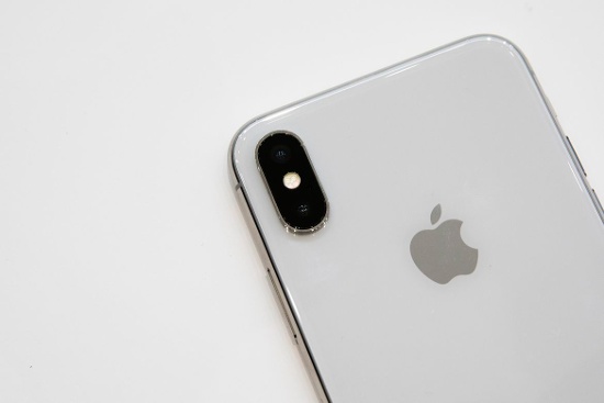 Camera khẩu độ f/2.4 trên iPhone X: Tương tự iPhone 7 Plus và iPhone 8 Plus, iPhone X cũng được trang bị cụm camera kép, bao gồm một camera góc rộng tiêu chuẩn và một camera ống kính tele để chụp xa. Tuy nhiên trên iPhone X camera ống kính tele khẩu độ đã được nâng lên lớn hơn f/2.4 so với f/2.8 như trên iPhone 8 Plus hay iPhone 7 Plus. Camera ra còn lại vẫn được giữ nguyên khẩu độ f/1.8 như các model khác.