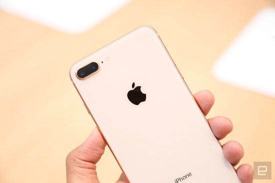 Camera trên iPhone 8 giống trên iPhone 8 Plus: Camera chính trên chiếc iPhone 8 có thông số tương tự như trên iPhone 8 Plus, đều có ống kính góc rộng khẩu độ f/1.8, gồm 6 thành phần thấu kính, chống rung quang học, cảm biến lớn hơn, nhanh hơn với độ phân giải 12 megapixel và zoom kỹ thuật số 5x. 