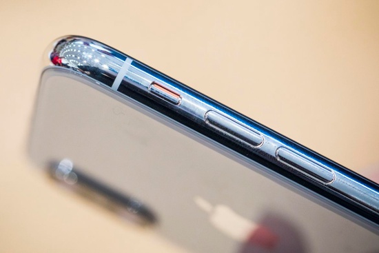 Camera kép trên iPhone 8 Plus: Giống như iPhone 7 Plus ra mắt năm ngoái, iPhone 8 Plus vừa ra mắt tiếp tục được trang bị hệ thống camera kép phía sau độ phân giải 12 megapixel bao gồm: một camera tiêu chuẩn khẩu độ f/1.8 và một camera ống kính tele với khẩu độ f/2.8.