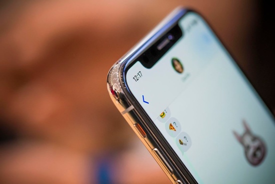 Ngoài tấm hình được chụp từ camera trước, camera hồng ngoại của máy sẽ quét khuôn mặt người dùng, kết hợp cùng một máy chiếu tia siêu nhỏ để lấy mẫu trên 30.000 điểm, tạo thành một 