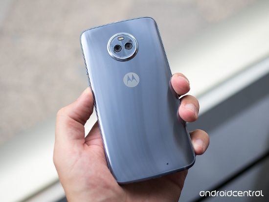 Đáng chú ý, nếu mặt lưng của Moto X4 không có cụm camera khác biệt và logo M thì nhìn mặt sau của thiết bị giống hệt với Galaxy S8 hay LG V30 mới ra mắt, đó là mặt kính cong 3D ở cả hai cạnh, ôm sát vào khung kim loại tạo cảm giác liền mạch.