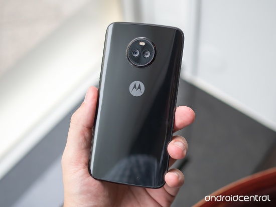 Mặt lưng của Moto X4 còn nổi bật với hệ thống camera kép khá độc đáo, toàn bộ cụm camera kép và đèn flash LED kép đều lồi lên khỏi mặt lưng, được bao quanh bằng vòng tròn và trang trí bằng những đường răng cưa rất lạ mắt và đẹp.