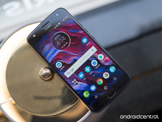 Mặt trước của Moto X4 là màn hình chính kích thước 5,2 inch có độ phân giải Full HD và sử dụng tấm nền IPS LCD.