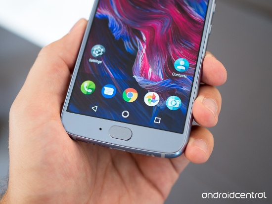 Điều khá lạ là Moto X4 được trang bị phím cứng home ở mép dưới màn hình tích hợp cảm biến vân tay, nhưng tất cả các phím điều hướng ảo trên thiết bị lại nằm bên trong màn hình cảm ứng. 