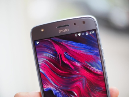 Nhằm hướng đến nhu cầu selfie nên Moto X4 sở hữu camera trước độ phân giải 16 megapixel, tích hợp cả đèn flash LED để trợ sáng khi chụp selfie trong đêm tối.