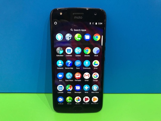Moto X4 là một trong số ít thiết bị được tích hợp trợ lý ảo Alexa của Amazon, điều đó có nghĩa là người dùng có thể truy cập thiết bị ngay cả khi đang khóa bằng lệnh thoại. 