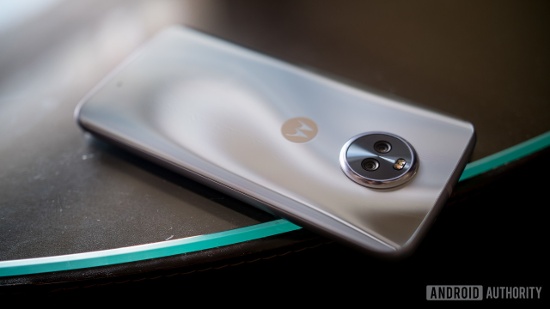 Moto X4 đi kèm viên pin dung lượng 3.000 mAh, tích hợp công nghệ sạc nhanh TurboCharging và là chiếc điện thoại đầu tiên của Moto được trang bị tính năng chống nước và chống bụi theo chuẩn IP68. 
