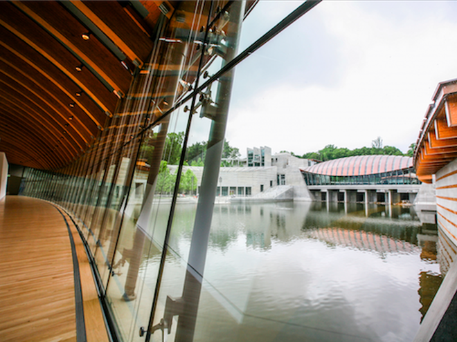 Năm 2011, bà chi 50 triệu USD mở bảo tàng Crystal Bridges tại Arkansas để trưng bày bộ sưu tập cá nhân trị giá 500 triệu USD của mình.