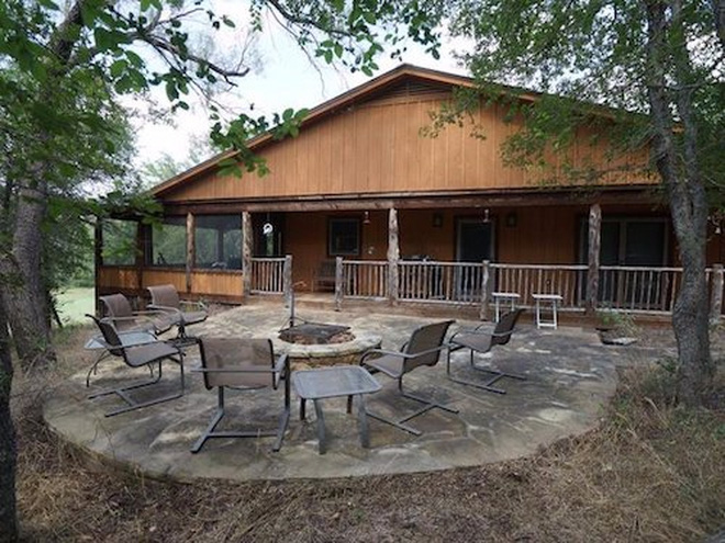 Một trang trại khác rộng gần 18.000 m2 tại Texas của bà hiện đang được rao bán với giá 22 triệu USD, gồm căn nhà 3 phòng ngủ, 2 phòng tắm khiêm tốn nhìn ra bờ sông. 