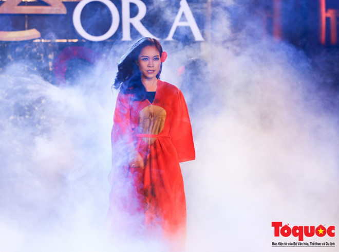  Dàn BTV của VTV tự tin catwalk tại QUI E ORA  - ảnh 3MC Hoàng Trang ma mị trong những thiết kế Nếp Nếp của NTK Vũ Trần Đức Hải.