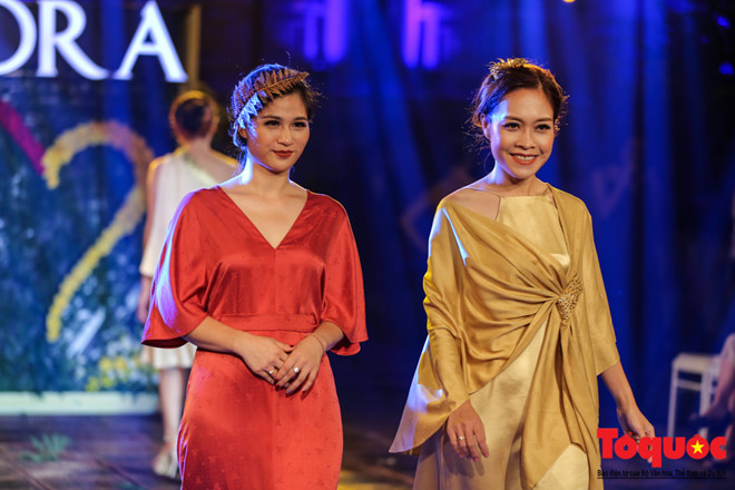 Tuy không phải là những người mẫu chuyên nghiệp nhưng khi bước trên sàn diễn thời trang, những MC luôn cho thấy sự chuyên nghiệp của mình.