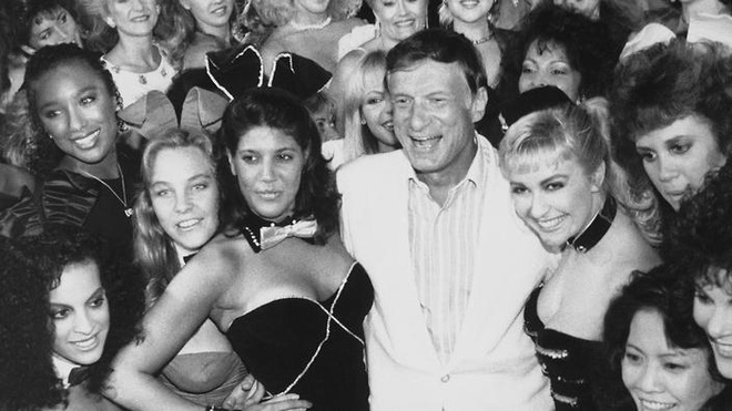 Hefner cùng một nhóm “nàng thỏ” vào năm 1986 - Ảnh AAP.  Vào năm 1985, Hefner bị đột quỵ, khiến ông bị liệt một phần và mất tiếng. Tuy nhiên, sau đó ông đã phục hồi hoàn toàn.