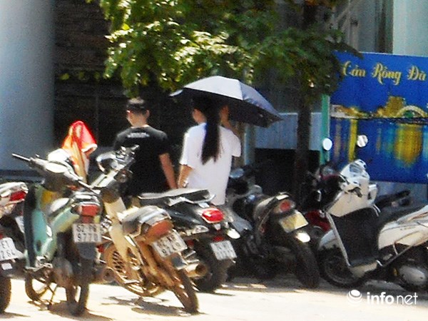 Nhân viên khách sạn A La Carte cho rằng đậu đỗ xe trên vỉa hè nhưng trong vạch trắng là đúng quy định...