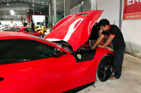 Vào cuối tuần vừa qua, một dàn siêu xe trăm tỷ gồm 6 chiếc Ferrari và 2 chiếc Lamborghini đã tụ tập tại một garage tại quận 2, TP HCM để “khám bệnh”. Những chiếc xe này sẽ được sẽ được kết nối với máy tính chuyên dụng thông qua cổng OBD II để tìm ra lỗi. Với những mẫu xe cũ, các kỹ thuật viên sẽ nhanh chóng cập nhập những phần mềm mới nhất để sửa lỗi cho các siêu xe này.