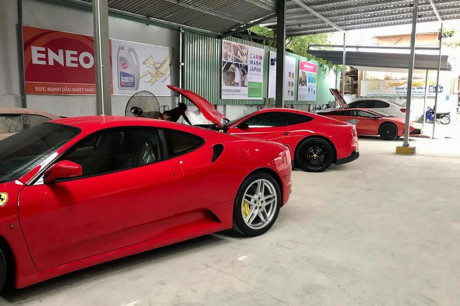 Siêu xe Ferrari F430 được giới thiệu lần đầu tiên vào năm 2004 nhằm thay thế cho những chiếc F360 trước đó. “Siêu ngựa” được trang bị động cơ V8 4,3 lít cho công suất 498 mã lực và mô-men xoắn cực đại 465 Nm đi cùng hộp số sàn 6 cấp, nhờ đó Ferrari F430 có thể tăng tốc từ 0-100 km/h trong khoảng 4 giây và đạt vận tốc tối đa 315 km/h. Mặc dù ra đời đã hơn 10 năm, F430 vẫn được đánh giá là mẫu xe đẹp và mạnh mẽ.
