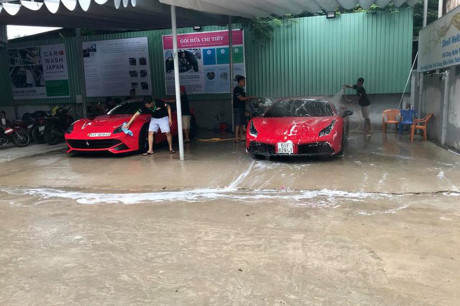 Danh sách món độ Liberty Walk của chiếc Ferrari 458 Italia bao gồm bodykit thân rộng, cánh lướt gió cỡ lớn bằng sợi carbon ở phía trước, bên hông và đuôi xe hay phuộc hơi nâng hạ gầm của Air Rex, la-zăng Forgiato đi kèm là lốp kích thước 