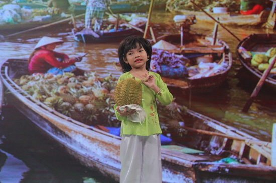 Ở đêm thi tiếp theo, Khánh Uyên còn “gây thương nhớ” khi xuất hiện trong trang phục áo bà ba cất tiếng hát ca khúc Cô gái bán sầu riêng hệt như NSND Lệ Thuỷ. Thậm chí, Đại Nghĩa còn nhận định cô bé là “Cẩm Ly phiên bản bá đạo” khi hát bản hit đình đám Biết yêu khi nào của nữ giám khảo. 