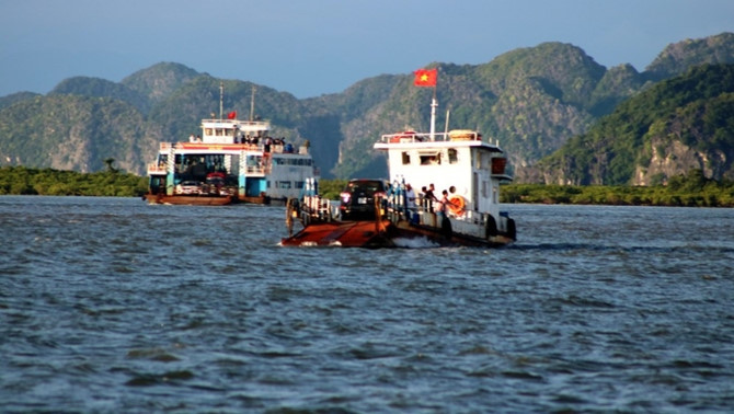 Do lượng khách và ôtô trong ngày 2-3/9 tăng đột biến, Ban quản lý phà Bến Gót - Cái Viềng phải vận hành 5 phà to, 2 phà nhỏ chạy liên tục từ 5h sáng cho đến khuya.