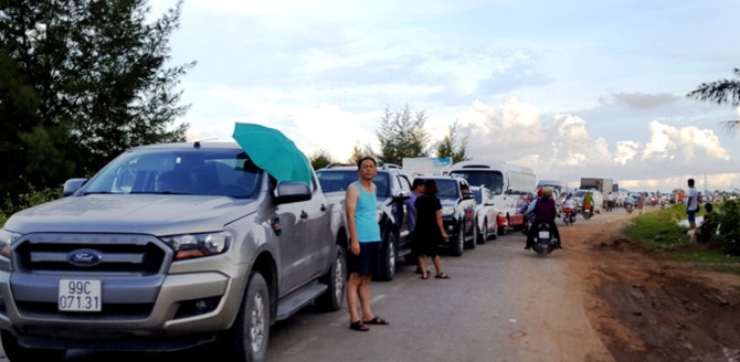 Đoàn xe nối đuôi nhau kéo dài khoảng 2 km.