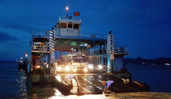 Đến 19h cùng ngày, các nhân viên nhà phà vẫn làm việc đưa đón khách từ Cát Bà trở về đất liền.