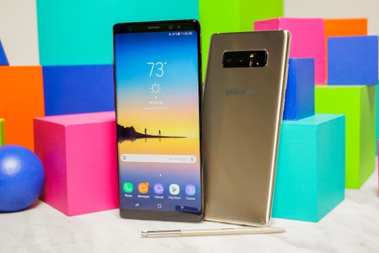 Samsung Galaxy Note 8: Samsung tiếp tục chiếm ưu thế khi ra mắt Galaxy Note 8 trước khi Apple tung ra iPhone 8. Phablet của Samsung sở hữu cụm camera kép ấn tượng với nhiều tính năng tiên tiến tương tự như iPhone X và iPhone 8 Plus. 