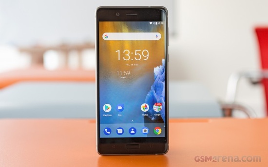 Nokia 8: Đây là thiết bị cao cấp nhất của Nokia hiện nay, hứa hẹn khả năng cạnh tranh trực tiếp với các mẫu smartphone Android cũng như iPhone X và iPhone 8. Trên thực tế thiết kế của Nokia 8 không quá đặc biệt và nổi bật, vẫn là chất liệu kim loại nguyên khối và các góc được bo cong. 