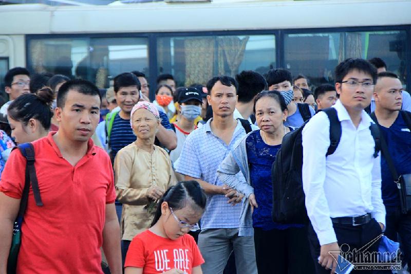 Người dân mệt mỏi chờ đợi xe