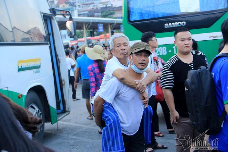 Ông Hiến (71 tuổi, Nghĩa Hưng, Nam Định) vừa đi viện về, con ông cho biết, đã tìm 5 xe nhưng đều bị từ chối. Lý do các nhà xe đưa ra vì quá đông, không nhận chở những người bệnh trong thời gian này. Anh cho biết, có xe cho bố con anh chạy về đến Thái Bình hay Ninh Bình anh đều đi cả