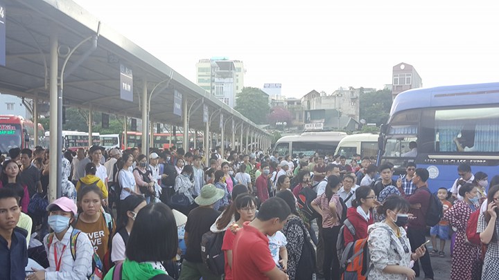 Bến xe Giáp Bát, lượng khách chủ yếu là sinh viên đón xe về quê nghỉ lễ