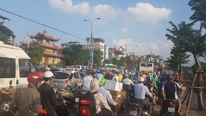Phía ngoài khu vực bến xe, đường Giải Phóng rất đông các phương tiện