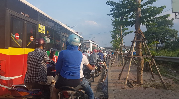 Việc di chuyển trên đường Giải Phóng hướng đi Pháp Vân gặp rất nhiều khó khăn